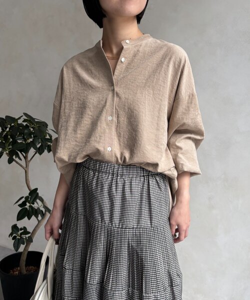 Jena espace merveilleux(ジェナ エスパスメルヴェイユ)の「ピーチスキンノーカラーシャツ(シャツ/ブラウス・レディース・ベージュ/ブルー/ブラック・FREE)」の2枚目の写真