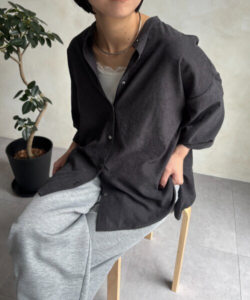 Jena espace merveilleux(ジェナ エスパスメルヴェイユ)の「ピーチスキンノーカラーシャツ(シャツ/ブラウス・レディース・ベージュ/ブルー/ブラック・FREE)」の1枚目の写真