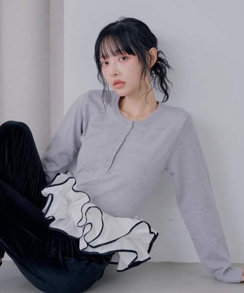 Chico（チコ）の「【SALON  by Chico】バイカラーフリルヘンリーペプラムニット（ニット/セーター・レディース・チャコールグレー/グレー/アイボリー・FREE）」の3枚目の写真