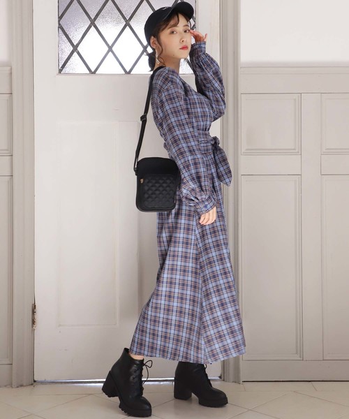 one after another NICE CLAUP(ワンアフターアナザーナイスクラップ)の「【近藤千尋さんコラボ】カシュクールチェックワンピース(ワンピース・レディース・ベージュ/ネイビー/ブルー・FREE)」の5枚目の写真