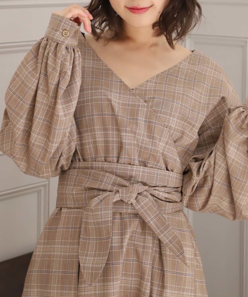 one after another NICE CLAUP(ワンアフターアナザーナイスクラップ)の「【近藤千尋さんコラボ】カシュクールチェックワンピース(ワンピース・レディース・ベージュ/ネイビー/ブルー・FREE)」の8枚目の写真