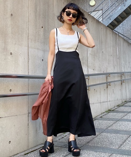 PAGEBOY(ページボーイ)の「サス付セミフレアスカート(スカート・レディース・ブラック/グリーン/グレイッシュベージュ・FREE)」の2枚目の写真