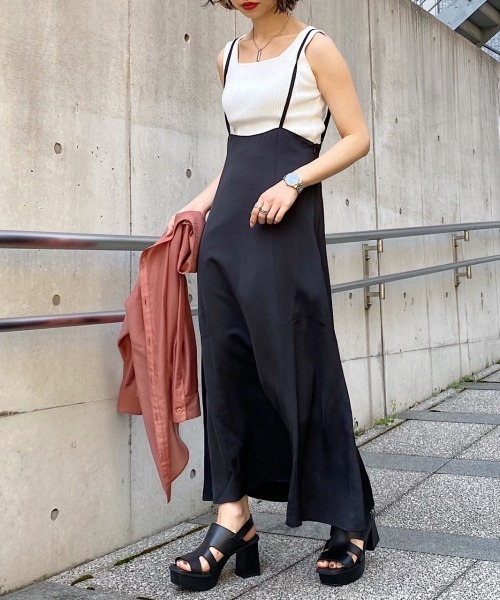 PAGEBOY(ページボーイ)の「サス付セミフレアスカート(スカート・レディース・ブラック/グリーン/グレイッシュベージュ・FREE)」の4枚目の写真