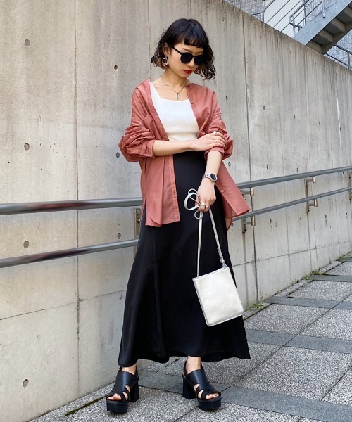 PAGEBOY(ページボーイ)の「サス付セミフレアスカート(スカート・レディース・ブラック/グリーン/グレイッシュベージュ・FREE)」の7枚目の写真