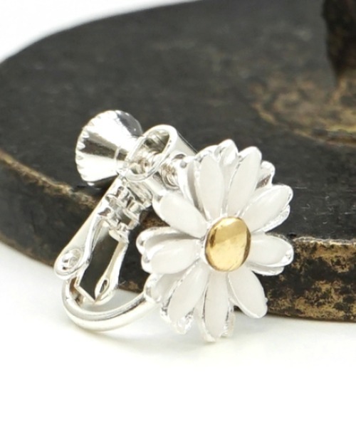 flower（フラワー）の「スノーデイジーイヤリング（イヤリング・レディース・ホワイト・FREE）」の4枚目の写真