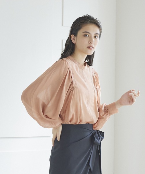 LIPSTAR（リップスター）の「【WEB別注】シアーソデボリュームブラウス（シャツ/ブラウス・レディース・オレンジ/グリーン/ブラック/オフホワイト・M）」の4枚目の写真