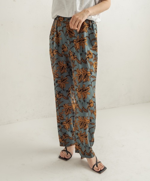 CAPRICIEUX LE'MAGE（カプリシューレマージュ）の「〈新色追加・WEB/一部店舗限定〉プリントイージーパンツ（その他パンツ・レディース・ベージュ/ブルー/ブラック・FREE）」の4枚目の写真