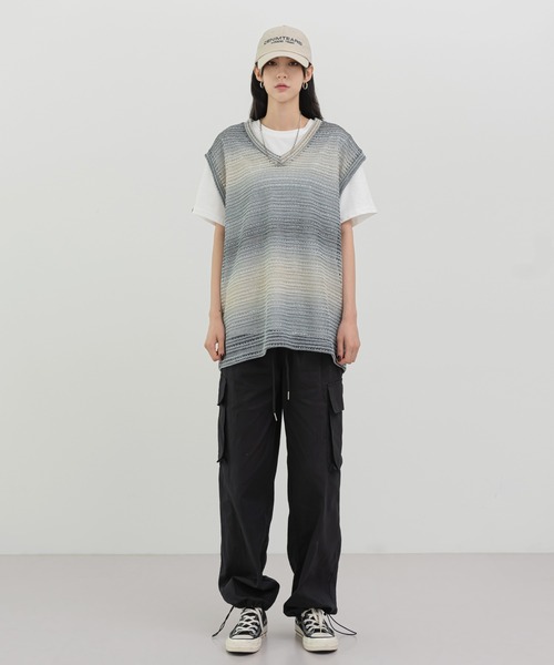 FOLLOWIN(フォロウィン)の「【UNISEX】グラデーションストライプシースルーニットベスト(ベスト・メンズ・ベージュ/ブルー・FREE)」の15枚目の写真