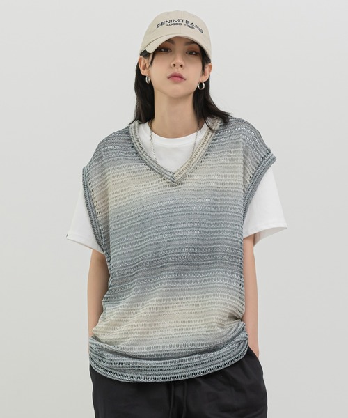 FOLLOWIN(フォロウィン)の「【UNISEX】グラデーションストライプシースルーニットベスト(ベスト・メンズ・ベージュ/ブルー・FREE)」の18枚目の写真