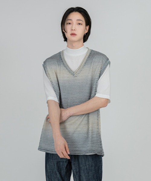 FOLLOWIN(フォロウィン)の「【UNISEX】グラデーションストライプシースルーニットベスト(ベスト・メンズ・ベージュ/ブルー・FREE)」の3枚目の写真