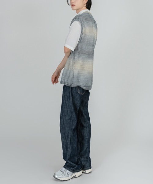 FOLLOWIN(フォロウィン)の「【UNISEX】グラデーションストライプシースルーニットベスト(ベスト・メンズ・ベージュ/ブルー・FREE)」の10枚目の写真