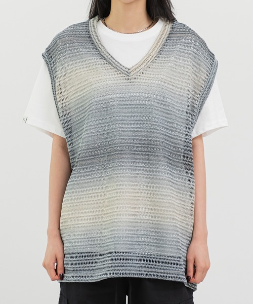 FOLLOWIN(フォロウィン)の「【UNISEX】グラデーションストライプシースルーニットベスト(ベスト・メンズ・ベージュ/ブルー・FREE)」の11枚目の写真