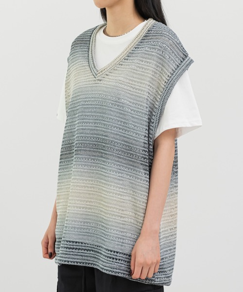FOLLOWIN(フォロウィン)の「【UNISEX】グラデーションストライプシースルーニットベスト(ベスト・メンズ・ベージュ/ブルー・FREE)」の20枚目の写真