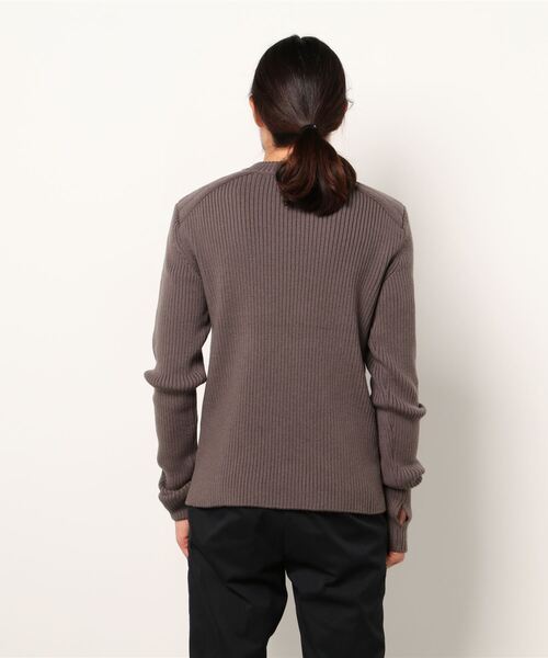 JOHN LAWRENCE SULLIVAN（ジョンローレンスサリバン）の「SHOULDER PAD CREW NECK SWEATER（ニット/セーター・メンズ・ブラック/ベージュ・MEDIUM/SMALL/LARGE）」の3枚目の写真