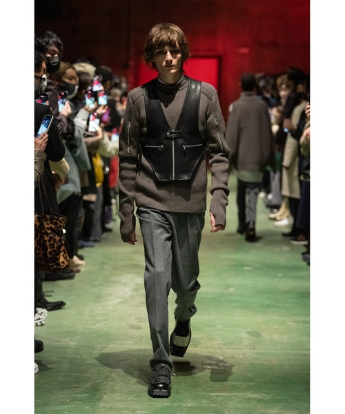 JOHN LAWRENCE SULLIVAN（ジョンローレンスサリバン）の「SHOULDER PAD CREW NECK SWEATER（ニット/セーター・メンズ・ブラック/ベージュ・MEDIUM/SMALL/LARGE）」の6枚目の写真