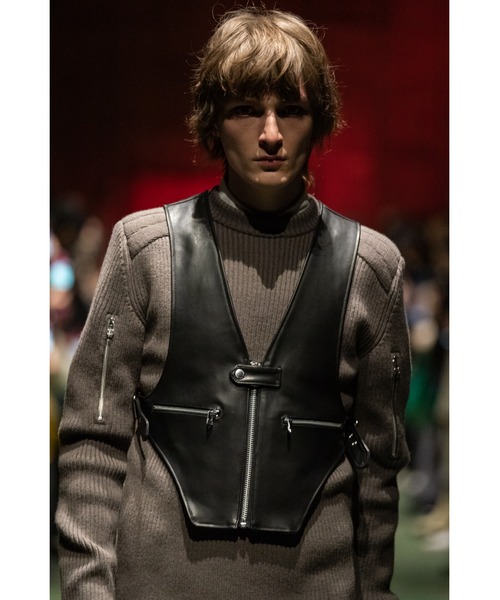 JOHN LAWRENCE SULLIVAN（ジョンローレンスサリバン）の「SHOULDER PAD CREW NECK SWEATER（ニット/セーター・メンズ・ブラック/ベージュ・MEDIUM/SMALL/LARGE）」の4枚目の写真