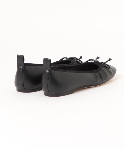 CHARLES & KEITH(チャールズ & キース)の「ボウタイ バレリーナフラット / Bow-Tie Ballerina Flats(バレエシューズ・レディース・ブラック/オフホワイト・22.5cm/23cm/23.5cm/24.5cm/25cm/25.5cm)」の4枚目の写真