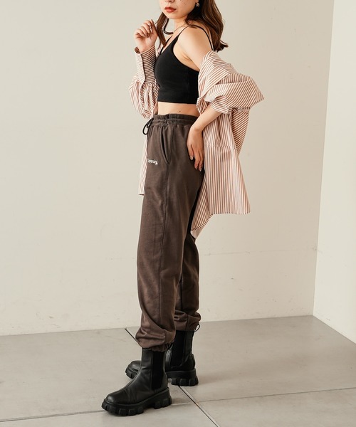 Chico（チコ）の「YALE ロゴスウェット裾絞りパンツ（スウェットパンツ・レディース・チャコールグレー/グレー/アイボリー・FREE）」の4枚目の写真