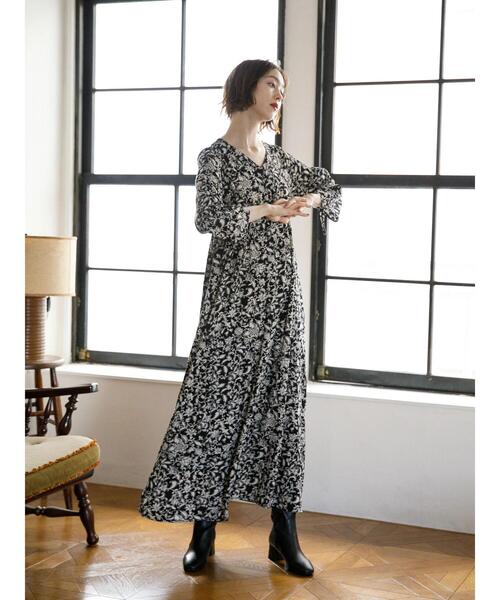 koe（コエ）の「【回収商品】袖ドロスト花柄プリントマキシワンピース*（ワンピース・レディース・ブラック/ネイビー・FREE）」の3枚目の写真