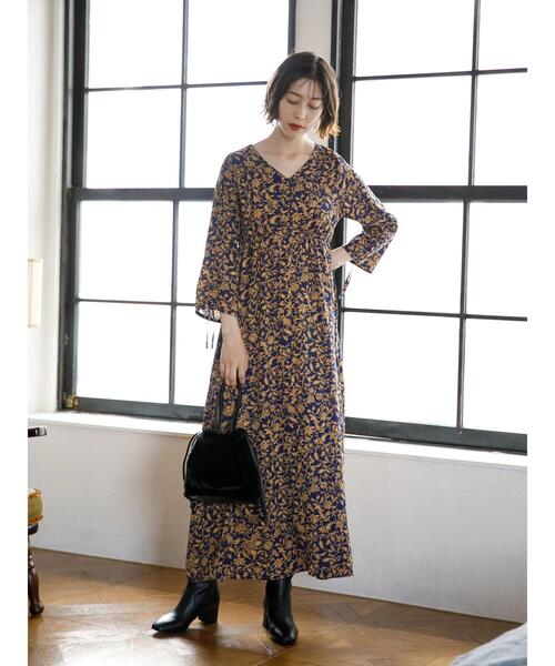 koe（コエ）の「【回収商品】袖ドロスト花柄プリントマキシワンピース*（ワンピース・レディース・ブラック/ネイビー・FREE）」の4枚目の写真