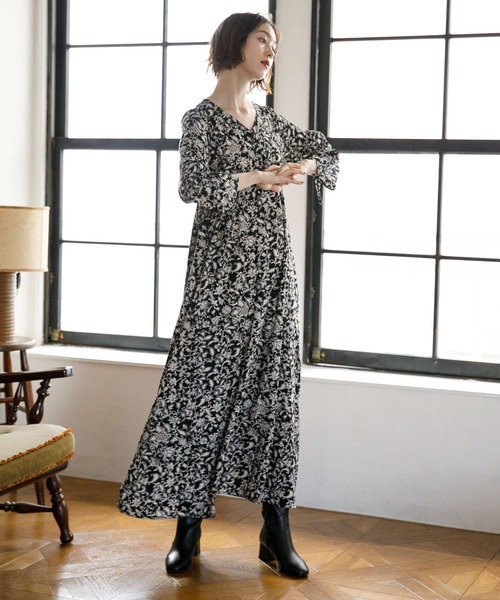 koe（コエ）の「【回収商品】袖ドロスト花柄プリントマキシワンピース*（ワンピース・レディース・ブラック/ネイビー・FREE）」の2枚目の写真