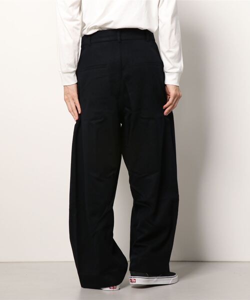 STUDIO NICHOLSON（スタジオニコルソン）の「【STUDIO NICHOLSON】 FELTED FINE WOOL TAILORED VOLUME PANT（その他パンツ・メンズ・ダークネイビー・MEDIUM）」の2枚目の写真