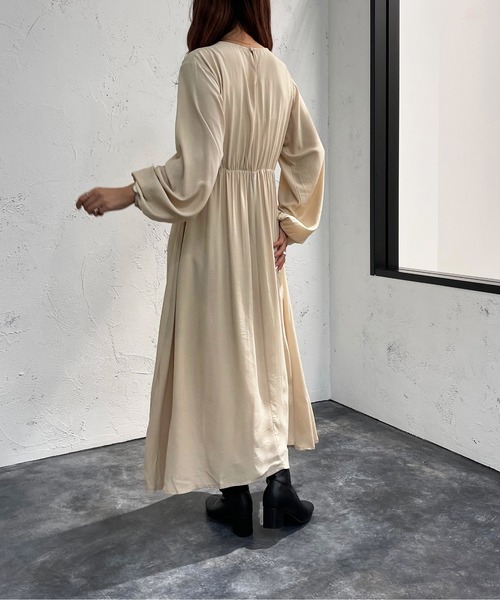 apres jour mignon（アプレジュールミニョン）の「袖ボリュームロングワンピース【ZOZOTOWN限定アイテム】（ワンピース・レディース・アイボリー/ブラック・フリー/X-LARGE）」の11枚目の写真