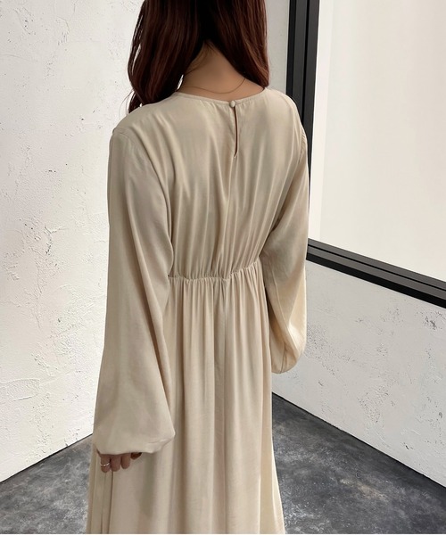 apres jour mignon（アプレジュールミニョン）の「袖ボリュームロングワンピース【ZOZOTOWN限定アイテム】（ワンピース・レディース・アイボリー/ブラック・フリー/X-LARGE）」の7枚目の写真