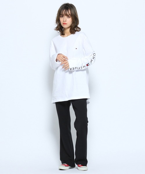 TOMMY HILFIGER(トミーヒルフィガー)の「【オンライン限定】ショルダーロゴロングスリーブTシャツ ロンT(Tシャツ/カットソー・メンズ・ホワイト/ブラック/グリーン/イエロー/ブルー/グレー/ネイビー・SMALL/MEDIUM/LARGE/X-LARGE/X-SMALL)」の19枚目の写真