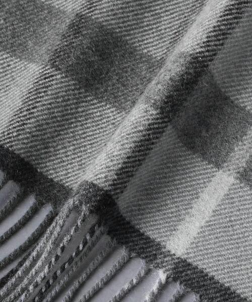 Johnstons of Elgin(ジョンストンズオブエルガン)の「【別注】<JOHNSTONS(ジョンストンズ)> 2プライ チェック マフラー 35✕170(マフラー・メンズ・グレー・FREE)」の2枚目の写真