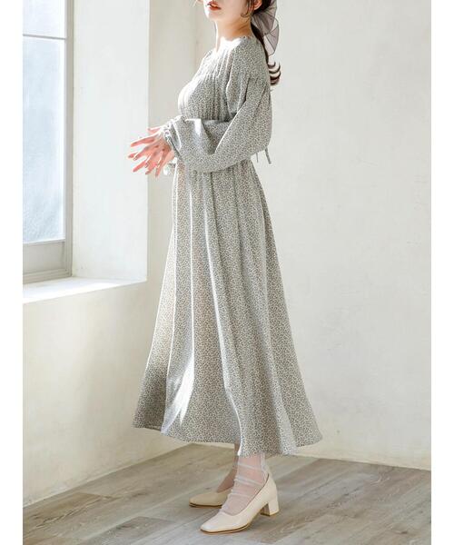 SLURR（スラ―）の「花柄シャーリングワンピース（ワンピース・レディース・ブラック/オフホワイト/イエロー・FREE）」の4枚目の写真