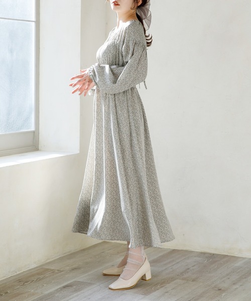 SLURR（スラ―）の「花柄シャーリングワンピース（ワンピース・レディース・ブラック/オフホワイト/イエロー・FREE）」の2枚目の写真