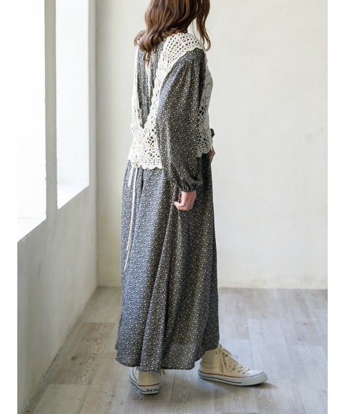 SLURR（スラ―）の「花柄シャーリングワンピース（ワンピース・レディース・ブラック/オフホワイト/イエロー・FREE）」の20枚目の写真