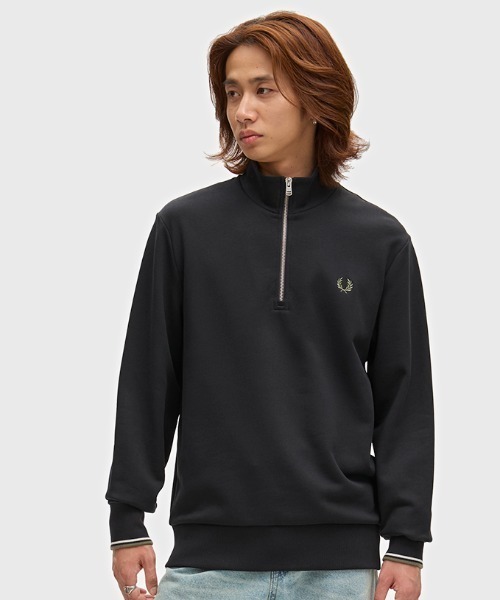 FRED PERRY(フレッドペリー)の「【新色先行予約受付中】Half Zip Sweatshirt/フレッドペリーハーフジップスウェットシャツ(スウェット・メンズ・ブラック/ネイビー/グレー/ベージュ/グレー系その他/ブルー/グリーン/グレイッシュブルー/カーキ/モカ/ブルー系その他/ライトグレー/グレー系その他2/ブラウン/ブルー系その他2/ブルー系その他3/スモークピンク/チャコールグレー/ブルー系その他4/オフホワイト/バイオレット/ブラウン系その他/オートミール/モスグリーン/ベージュ系その他/グリーン系その他/ブルー系その他5/ネイビー系/ベージュ系その他2/オレンジ/ライトブルー/ベージュ系その他3/グリーン系その他2/ブルー系その他6/グレー系その他3/サックスブルー/ライトオリーブ/ダークブルー/グリーン系その他3/ベージュ系その他4/ダークグリーン/ブルー系その他7/ブラック系その他/ワインレッド/ベージュ系その他5/ブラウン系その他2/ネイビー系1/グリーン系その他5/ベージュ系その他6/ダークグレー/グリーン系その他4/マルーン/ライトベージュ/グリーン系その他6/セージグリーン/グレー系その他4/ブルー系/ベージュ系その他7/グレー系その他5/ネイビー系2/ブラック系その他2/ベージュ系/グレー系その他7/ブラウン系その他3/ブラック系その他3/ブルー系1/グレー系その他6・S/M/L/XL)」の4枚目の写真