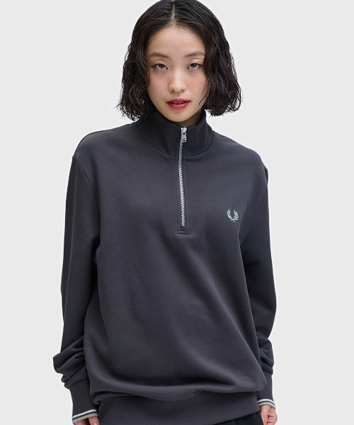 FRED PERRY(フレッドペリー)の「新色先行予約受付中/Half Zip Sweatshirt/フレッドペリーハーフジップスウェット(スウェット・メンズ・ブラック/ネイビー/グレー/ベージュ/グレー系その他/ブルー/グリーン/グレイッシュブルー/カーキ/モカ/ブルー系その他/ライトグレー/グレー系その他2/ブラウン/ブルー系その他2/ブルー系その他3/スモークピンク/チャコールグレー/ブルー系その他4/オフホワイト/バイオレット/ブラウン系その他/オートミール/モスグリーン/ベージュ系その他/グリーン系その他/ブルー系その他5/ネイビー系/ベージュ系その他2/オレンジ/ライトブルー/ベージュ系その他3/グリーン系その他2/ブルー系その他6/グレー系その他3/サックスブルー/ライトオリーブ/ダークブルー/グリーン系その他3/ベージュ系その他4/ダークグリーン/ブルー系その他7/ブラック系その他/ワインレッド/ベージュ系その他5/ブラウン系その他2/ネイビー系1/グリーン系その他5/ベージュ系その他6/ダークグレー/グリーン系その他4/マルーン/ライトベージュ/グリーン系その他6/セージグリーン/グレー系その他4/ブルー系・S/M/L/XL)」の12枚目の写真