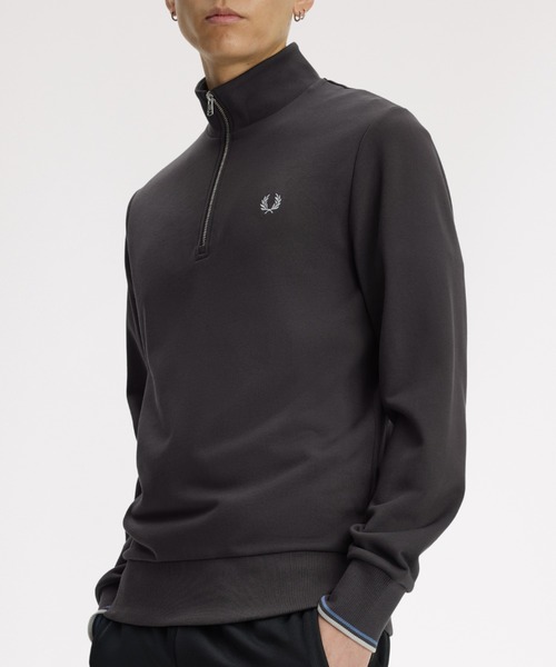 FRED PERRY(フレッドペリー)の「【新色先行予約受付中】Half Zip Sweatshirt/フレッドペリーハーフジップスウェットシャツ(スウェット・メンズ・ブラック/ネイビー/グレー/ベージュ/グレー系その他/ブルー/グリーン/グレイッシュブルー/カーキ/モカ/ブルー系その他/ライトグレー/グレー系その他2/ブラウン/ブルー系その他2/ブルー系その他3/スモークピンク/チャコールグレー/ブルー系その他4/オフホワイト/バイオレット/ブラウン系その他/オートミール/モスグリーン/ベージュ系その他/グリーン系その他/ブルー系その他5/ネイビー系/ベージュ系その他2/オレンジ/ライトブルー/ベージュ系その他3/グリーン系その他2/ブルー系その他6/グレー系その他3/サックスブルー/ライトオリーブ/ダークブルー/グリーン系その他3/ベージュ系その他4/ダークグリーン/ブルー系その他7/ブラック系その他/ワインレッド/ベージュ系その他5/ブラウン系その他2/ネイビー系1/グリーン系その他5/ベージュ系その他6/ダークグレー/グリーン系その他4/マルーン/ライトベージュ/グリーン系その他6/セージグリーン/グレー系その他4/ブルー系/ベージュ系その他7/グレー系その他5/ネイビー系2/ブラック系その他2/ベージュ系/グレー系その他7/ブラウン系その他3/ブラック系その他3/ブルー系1/グレー系その他6・S/M/L/XL)」の15枚目の写真