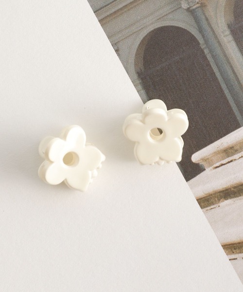 Me%（ミィパーセント）の「ﾌﾗﾜｰﾁﾋﾞｸﾘｯﾌﾟ（バレッタ/ヘアクリップ・レディース・ホワイト/ブラック系その他/ホワイト系その他/その他・FREE）」の7枚目の写真