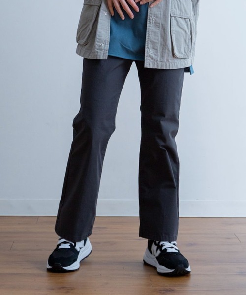 Universal Style Wear(ユニバーサルスタイルウェア)の「Universal Style Wear ストレッチ フレア パンツ(チノパンツ・メンズ・チャコールグレー/ブラック/グレー/ライトベージュ・MEDIUM/LARGE/X-LARGE)」の3枚目の写真