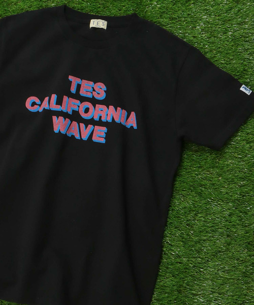 The Endless Summer（エンドレスサマー）の「TES CALOFORNIA LOGO T-SHIRT / Tシャツ（Tシャツ/カットソー・メンズ・ブラック/イエロー/サーモンピンク/ホワイト/サックスブルー・LARGE/MEDIUM/X-LARGE/SMALL）」の3枚目の写真