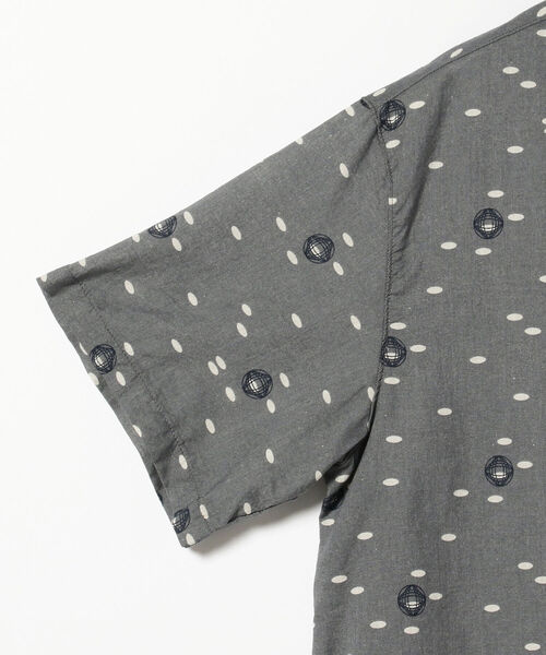 REMI RELIEF（レミレリーフ）の「REMI RELIEF × BEAMS PLUS / 別注 プリント ショートスリーブ シャツ（シャツ/ブラウス・メンズ・チャコールグレー/オフホワイト・SMALL/MEDIUM/LARGE/X-LARGE）」の8枚目の写真