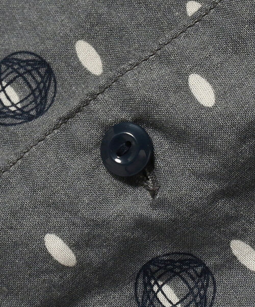 REMI RELIEF（レミレリーフ）の「REMI RELIEF × BEAMS PLUS / 別注 プリント ショートスリーブ シャツ（シャツ/ブラウス・メンズ・チャコールグレー/オフホワイト・SMALL/MEDIUM/LARGE/X-LARGE）」の4枚目の写真