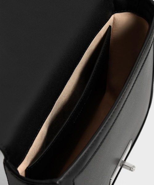 CHARLES & KEITH（チャールズ & キース）の「ローラー エンヴェロープクロスボディバッグ / Lola Envelope Crossbody Bag（ショルダーバッグ・レディース・ブラック/ホワイト/ブラウン系その他3・M）」の12枚目の写真