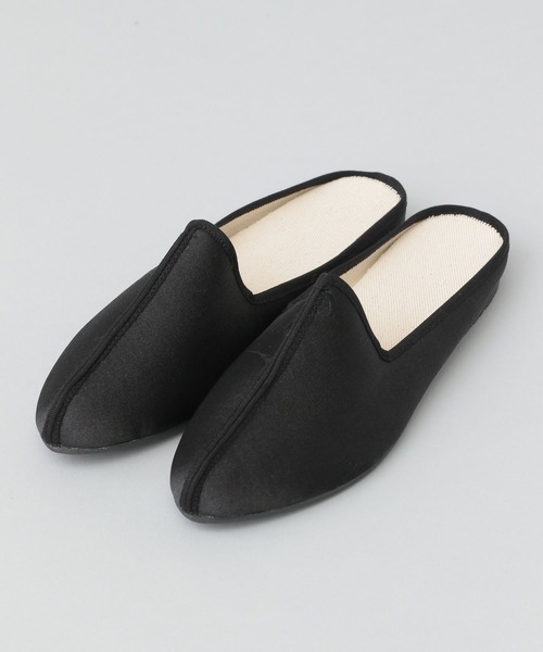 A part by（アパートバイ）の「【e/rm】サテンチャイナミュール　164736（スリッポン・レディース・ブラック/ライトベージュ/ライトグレー・FREE）」の2枚目の写真