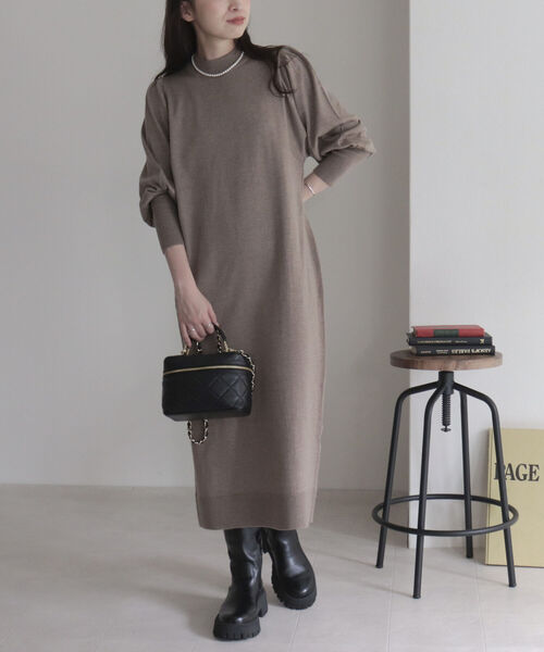 fredy emue（フレディエミュ）の「[新色追加]ボリュームスリーブニットワンピース（ワンピース・レディース・ブラウン/グレー/ブラック/ネイビー・38）」の3枚目の写真