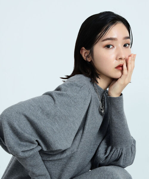 fredy emue（フレディエミュ）の「[新色追加]ボリュームスリーブニットワンピース（ワンピース・レディース・ブラウン/グレー/ブラック/ネイビー・38）」の2枚目の写真