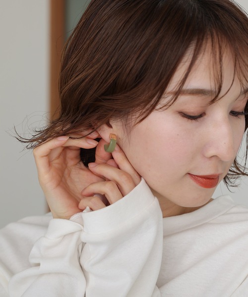 PourVous（プールヴー）の「カラーフープイヤリング 結婚式 同窓会 オケージョン 二次会（イヤリング・レディース・ブラウン/ベージュ/グリーン/ホワイト/グレー・FREE）」の7枚目の写真