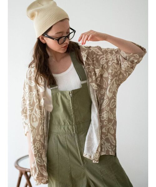 Ungrid(アングリッド)の「リーフ柄開襟シャツ(シャツ/ブラウス・レディース・チャコールグレー/ベージュ・FREE)」の2枚目の写真