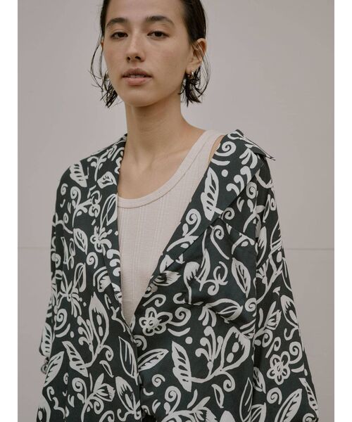 Ungrid(アングリッド)の「リーフ柄開襟シャツ(シャツ/ブラウス・レディース・チャコールグレー/ベージュ・FREE)」の3枚目の写真