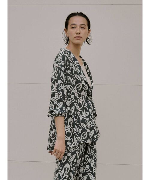 Ungrid(アングリッド)の「リーフ柄開襟シャツ(シャツ/ブラウス・レディース・チャコールグレー/ベージュ・FREE)」の8枚目の写真