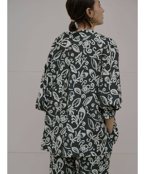 Ungrid(アングリッド)の「リーフ柄開襟シャツ(シャツ/ブラウス・レディース・チャコールグレー/ベージュ・FREE)」の6枚目の写真